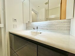 清潔感を感じられる洗面化粧台。