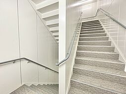 共用部の階段です。明るく清潔に管理されています。