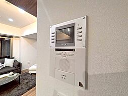 誰が来てもわかる様にモニター付きインターホンを設置。