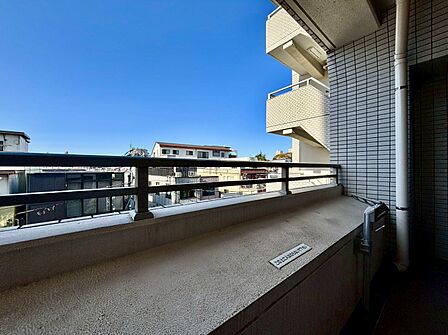 朝の澄んだ空気や、夕方に吹く清々しい風を感じられるバルコニー。