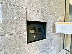 誰が来てもわかる様にモニター付きインターホンを設置。