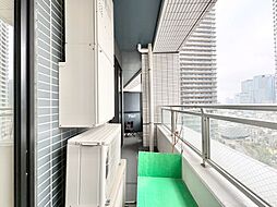 朝の澄んだ空気や、夕方に吹く清々しい風を感じられるバルコニー。