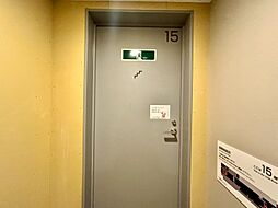 共用部の階段です。明るく清潔に管理されています。