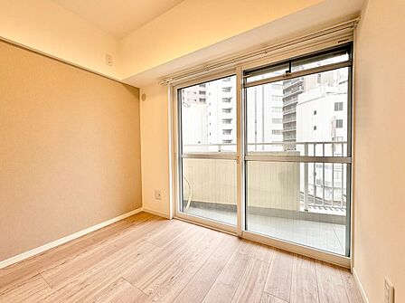 清かで艶やかな時間をもたらしてくれる室内です。