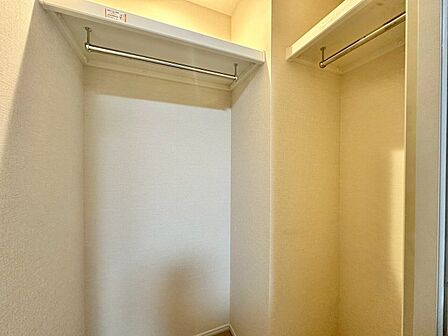 収納スペースが付いていて、お部屋を広く使っていただけます。