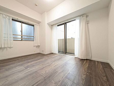 清かで艶やかな時間をもたらしてくれる室内です。