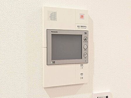 誰が来てもわかる様にモニター付きインターホンを設置。