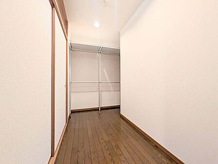 家電やスーツケース、ストック品など何でも片付く嬉しい空間です。