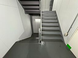共用部の階段です。明るく清潔に管理されています。