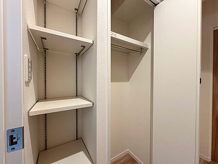 家電やスーツケース、ストック品など何でも片付く嬉しい空間です。