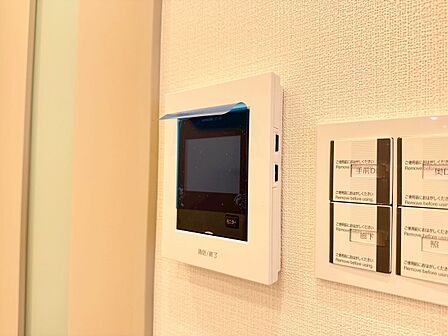 誰が来てもわかる様にモニター付きインターホンを設置。