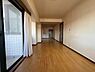 室内：通風・採光に優れ、心地よい光と風が溢れています。