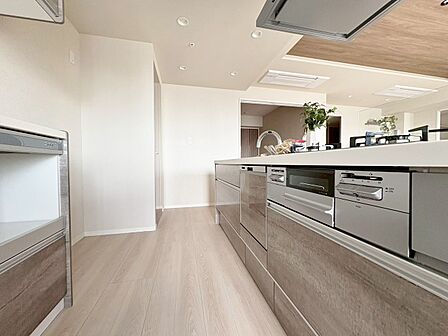 使いやすくスタイリッシュなキッチン空間になっております。