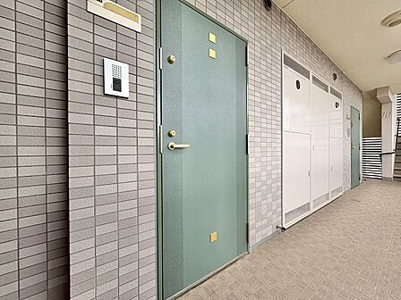 清潔感のある落ち着いた雰囲気の玄関です。