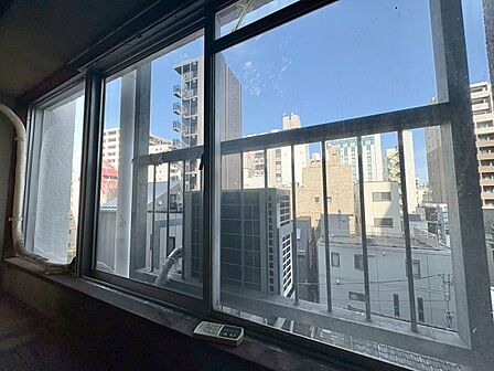 朝の澄んだ空気や、夕方に吹く清々しい風を感じられるバルコニー。