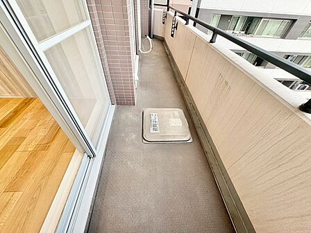 朝の澄んだ空気や、夕方に吹く清々しい風を感じられるバルコニー。