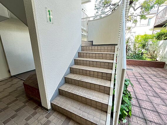 共用部の階段で...