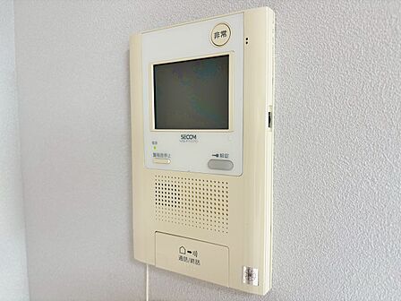 誰が来てもわかる様にモニター付きインターホンを設置。