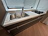 キッチン：使いやすくスタイリッシュなキッチン空間になっております。