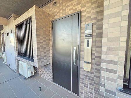 清潔感のある落ち着いた雰囲気の玄関です。
