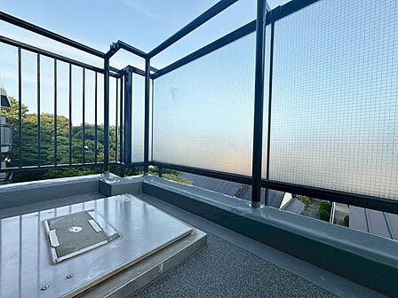 朝の澄んだ空気や、夕方に吹く清々しい風を感じられるバルコニー。
