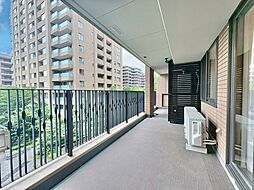 朝の澄んだ空気や、夕方に吹く清々しい風を感じられるバルコニー。