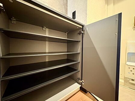 家電やスーツケース、ストック品など何でも片付く嬉しい空間です。