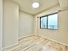 子供部屋：清かで艶やかな時間をもたらしてくれる室内です。