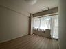 子供部屋：清かで艶やかな時間をもたらしてくれる室内です。