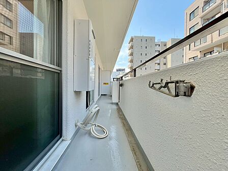 朝の澄んだ空気や、夕方に吹く清々しい風を感じられるバルコニー。