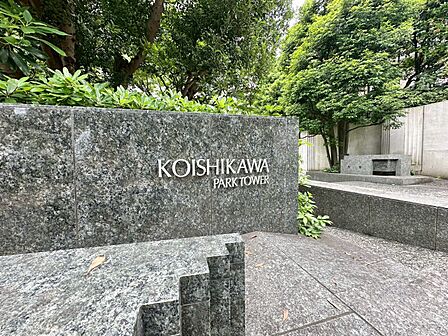 スタイリッシュなエンブレム。お洒落なマンションは入り口から。