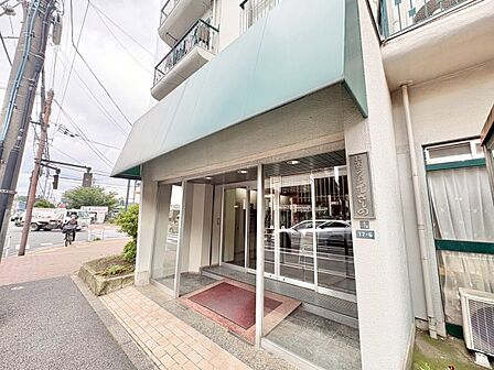 上質感漂う玄関アプローチです。