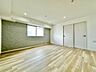 室内：通風・採光に優れ、心地よい光と風が溢れています。