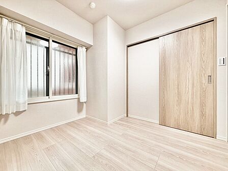 清かで艶やかな時間をもたらしてくれる室内です。