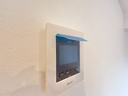 誰が来てもわかる様にモニター付きインターホンを設置。