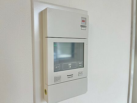 誰が来てもわかる様にモニター付きインターホンを設置。