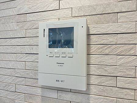 誰が来てもわかる様にモニター付きインターホンを設置。