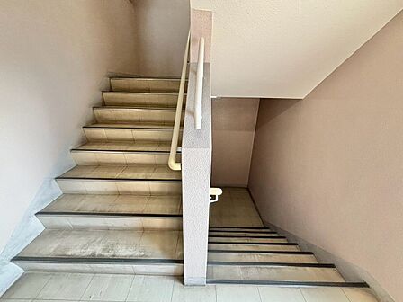共用部の階段です。明るく清潔に管理されています。