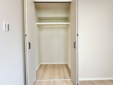 収納スペースが付いていて、お部屋を広く使っていただけます。