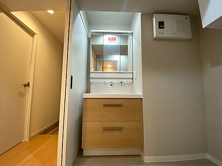 清潔感を感じられる洗面化粧台。