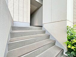 共用部の階段です。明るく清潔に管理されています。