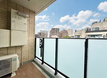 朝の澄んだ空気や、夕方に吹く清々しい風を感じられるバルコニー。