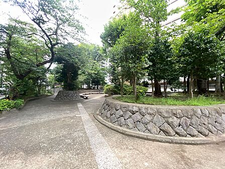 マンションの敷地内には、中庭もございます。
