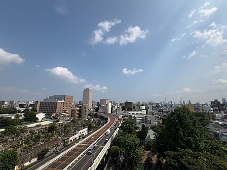 陽当たり・通風・開放感に恵まれた環境です。