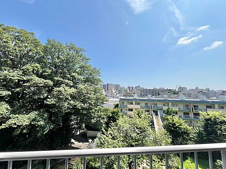 眺望や窓からの景色が良いと、家で過ごす時間も快適です。