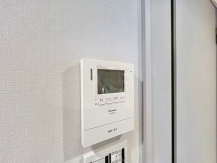 誰が来てもわかる様にモニター付きインターホンを設置。