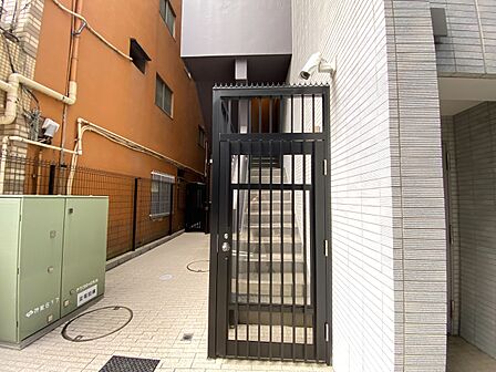 共用部の階段です。明るく清潔に管理されています。
