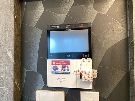 誰が来てもわかる様にモニター付きインターホンを設置。