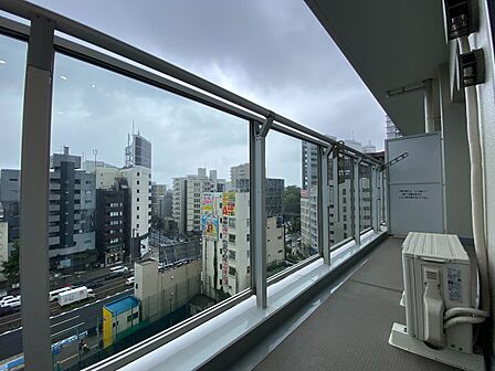朝の澄んだ空気や、夕方に吹く清々しい風を感じられるバルコニー。