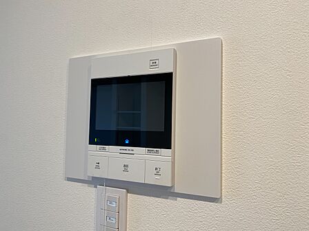 誰が来てもわかる様にモニター付きインターホンを設置。